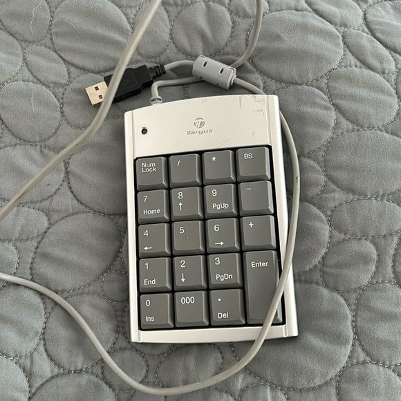Targus Ultra Mini USB Keypad with USB Port Connector - Picture 1 of 4